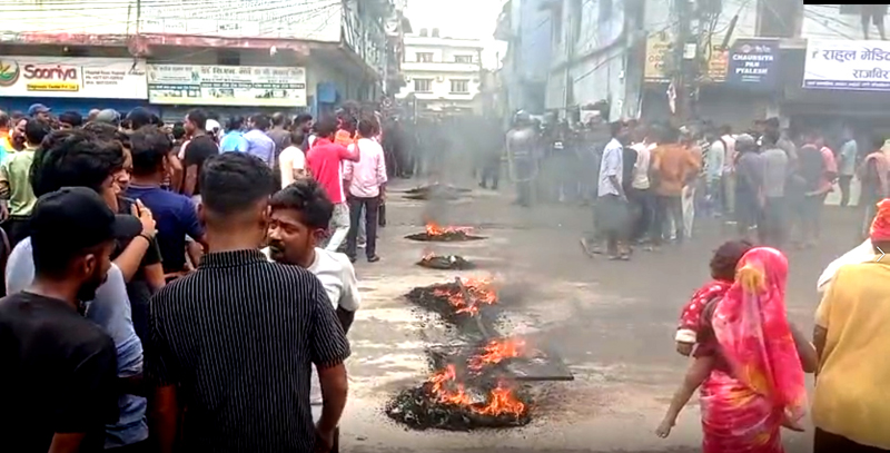 प्रहरीको गोलीबाट लालु यादवको मृत्यु, मृत्युको बिरोधमा दिनभर राजविराजमा प्रदर्शन, भिंड नियन्त्रण गर्न तीन राउण्ड आश्रु ग्यास प्रहार